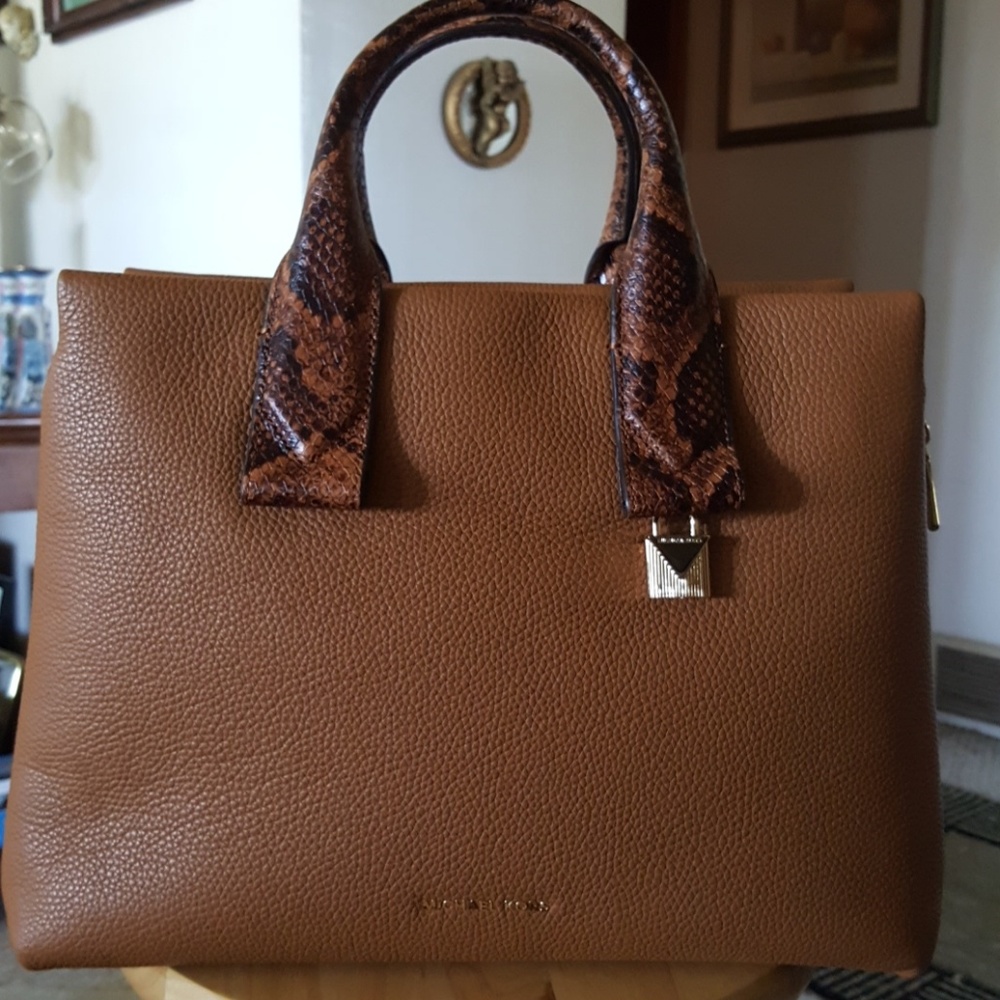 Shoulder tote